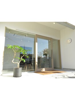 シンプルで洗練された居心地の良いこだわり空間。マンツーマンの施術でお客様との時間を大切にしています☆