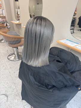 シカ 神戸三宮元町店(Cica) シルバー グレー ダブルカラー ブリーチ 三宮 元町