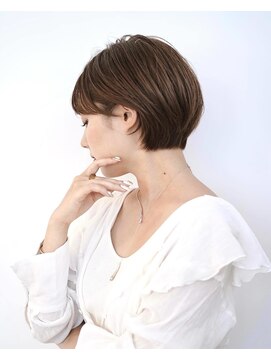 アイスバーグ(eyesburg) 大人可愛い前髪ありひし形耳掛けマッシュショートボブ30代40代