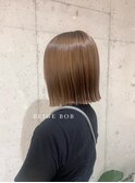 ベージュ×切りっぱなしボブ
