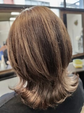 ヘアースタジオ ジェイワン(hair studio J ONE) 40代50代60代/外ハネ/ミディアムレイヤー/白髪ぼかし/ハイライト