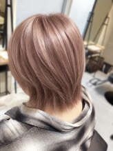 トゥエンティ(twenty) 光に透ける淡いピンクベージュ