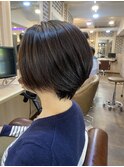 大人可愛い20代30代40代黒髪前下がりショートボブ