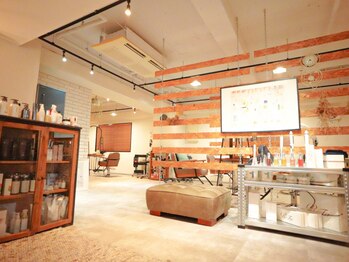 カタチ バイ アンジュ(katachi by Ange)の写真/【個室シャンプー台】【周りの視線が気にならない十分な席の間隔】広い店内を贅沢に使用した落ち着いた空間