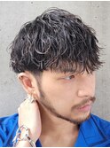 刈り上げツーブロックマッシュ黒髪波巻きスパイラルパーマ束感