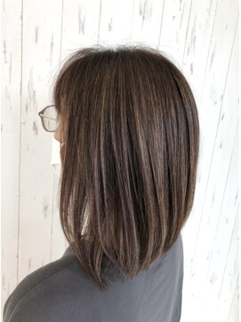 ラウレア(Laule'a) ミセスに人気の脱白髪染め（白髪ぼかしハイライト）