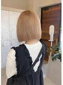 グレージュ切りっぱなしボブ前髪ありミニボブミルクティベージュ