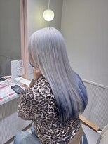 ムーム(Momb)&nbsp;紫シャンプーで仕上げる抜きっぱなしホワイトカラー