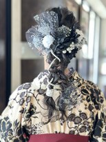 イグルー(igloo)&nbsp;黒髪でも映えるツイン編みおろし（卒業式ヘアアレンジ）