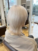 ルッツ(Lutz. hair design)&nbsp;ホワイトベージュ【千代田彩夏】
