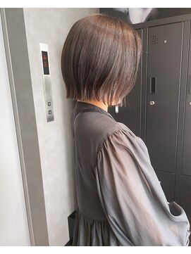 バックス(BUCKS) 外ハネ切りっぱなしボブ