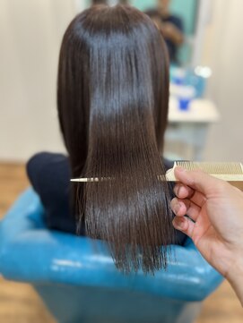 アメイズトーキョー 札幌大通(Amaz! tokyo) くびれレイヤーエモージュ薄めバングアッシュベージュ  縮毛矯正