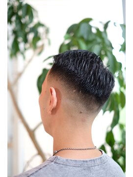 イーピーアザブ(EPAZABU) 右7:3スキンフェード