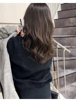 カミエ(kamie)&nbsp;セミロングスタイリッシュなダブルカラーヘアスタイル
