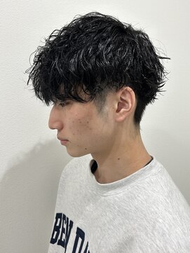 ヒュイル バイ ニアウ(Hwyl by Niau) メンズマッシュパーマ波巻スパイラルパーマニュアンスパーマ眉毛