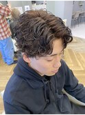 スーツ短髪ツーブロック束感黒髪シークレットパーマ流行