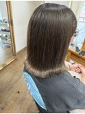 ベージュ×切りっぱなしボブ