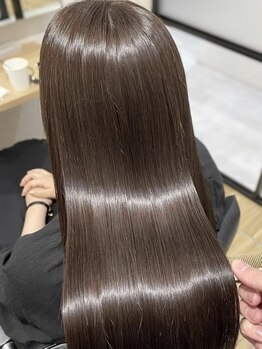 【大阪/梅田】酸性ストレートで髪質改善！くせ毛の広がりを解消し、気になるクセ毛を美しく整えます◎