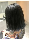 切りっぱなしボブ×裾ネイビーカラー