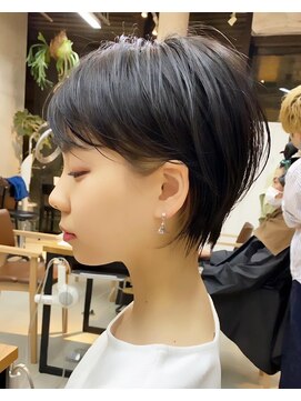 ミィ 浦和(mee) 【mee.】黒髮　インナーカラー 　　束感エアリーショート