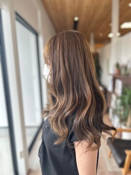 アパートメントヘアー ロングレイヤーミルクティーベージュデザインカラー