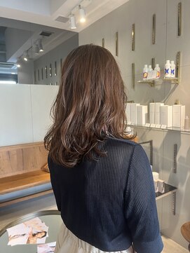 ミリ(milli Produce by ITAKURA) コテ巻きパーマロングヘア