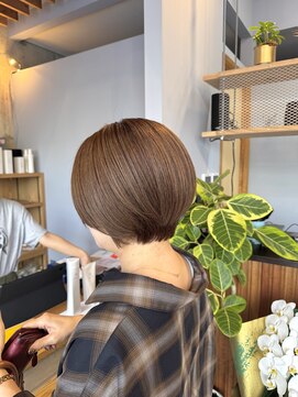 THINK AND【シンクアンド】 丸みショート / ベージュカラー