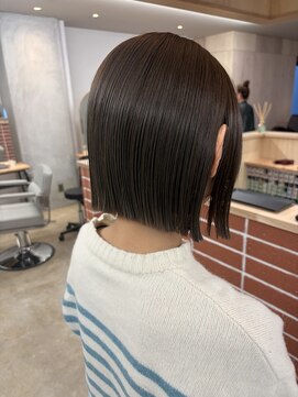 ぷつんとラインのミニボブ　20代30代40代　赤みを抑えたカラー