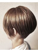シャープさと柔らかさあるショートレイヤーボブ
