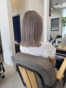 エモ(emo) ミルクティーグレージュ