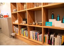 【1F】奥の物販スペース/アクセサリー/BOOK/雑貨/サロン商品/化粧品