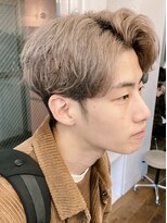 バイフィフス 原宿/表参道(by fifth)&nbsp;ハイトーンカラーセンターパートニュアンスパーマメンズ刈り上げ