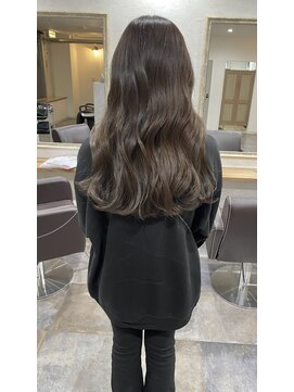 リズム(lysm) ロングヘア × グレージュカラー