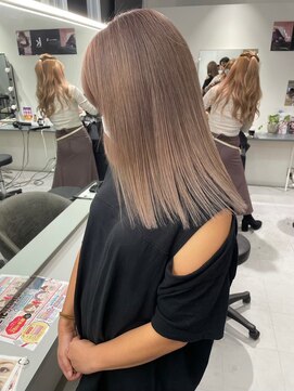 キング 高槻(K!ng) ハイライトカラーミルクティーベージュレイヤーカット