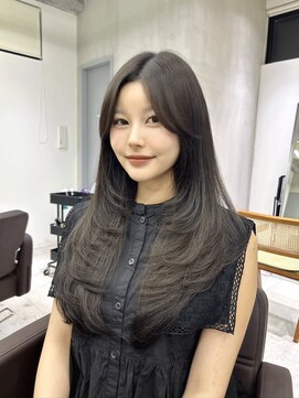 ホロ(hollo) オリーブカラー レイヤー 韓国風 くびれヘア 透明感大人可愛い