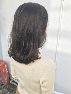 ヘアデザイン ソラ(Sola) 落ち着き暗髪スモーキーアッシュ無造作ウェーブロング