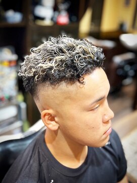 ヒロギンザバーバーショップ 大宮店(HIRO GINZA BARBER SHOP) ホワイトシルバーメッシュ スキンフェード 宮城パーマ