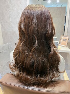 プーパ ヘアーユニ(pupa hair uni) セミロング コテ巻きスタイル