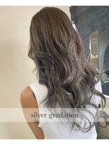 インス(ensue)&nbsp;抜け感が大人かわいい☆グラデーション×シルバーアッシュ◇中島