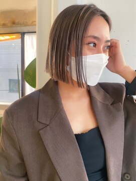 ヌーフェム(nuu fem) センターパートダブルカラーアッシュベージュミニボブ