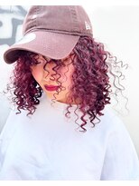 カー(KAH)&nbsp;スパイラルパーマ　ピンクカラー　ボルドカラー　レイヤーカット