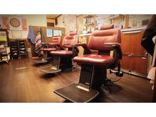 ヒガシジュウジョウバーバーショップ(Higashi-Jujo BARBER SHOP)の雰囲気（本格的なヴィンテージの内装を施した落ち着きあるサロン空間）