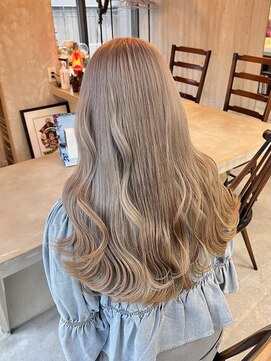 エフィールベルタ(afeel belta) ミディアムレイヤーカットストレートロングミルクティーベージュ