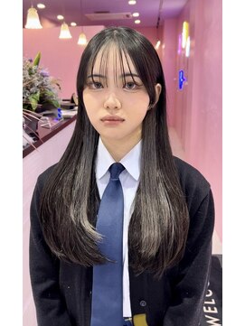 エマ(emma) <韓国系顔周りカット×インナーカラー×シルバー×透明感カラー>