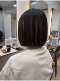 シンプルなボブスタイルに少し変化を。
