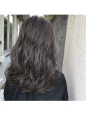 こくまろアッシュカラーの波巻きスタイル