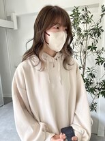 シー(thee)&nbsp;レイヤーカットとホワイトベージュのインナーカラー