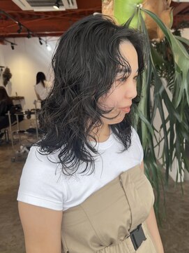 マド(Mado) 黒髪ウルフニュアンスパーマ
