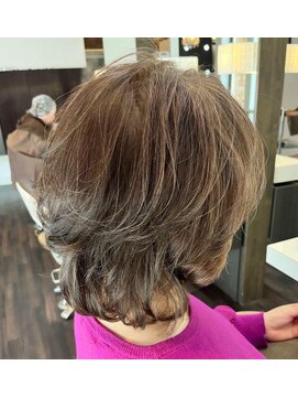 エノモト(ENOMOTO) 白髪ぼかしレイヤーカットひし形くびれミディ30代40代50代