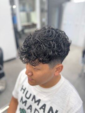 グルーマーズトウキョウ(GROOMER/S TOKYO) 神保町スペインカールブルーブラック刈り上げ韓国マッシュ